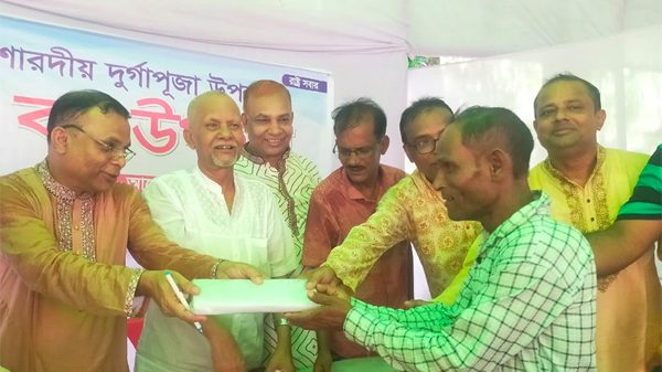 মহাসপ্তমীতে বিভিন্ন পুজা মান্ডপে নতুন কাপড় উপহার প্রদান