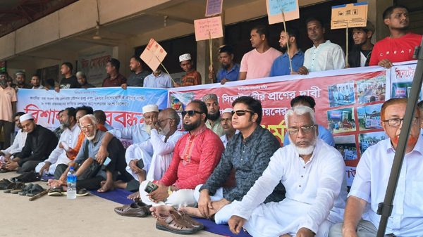 সিলেট রুটে নতুন ট্রেন চালু ও রেললাইন সংস্কারের দাবীতে কুলাউড়ায় অবস্থান ধর্মঘট পালিত