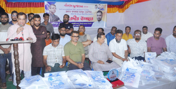 শারদীয় দুর্গাপূজায় খন্দকার মুক্তাদিরের পক্ষ থেকে শুভেচ্ছা উপহার প্রদান