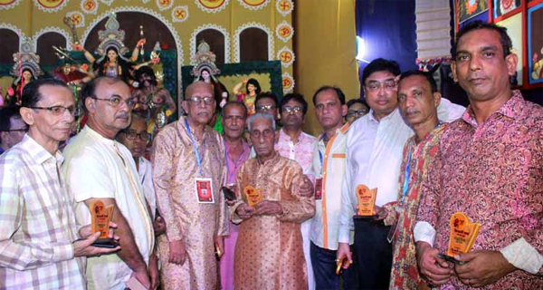 জাঁকজমকপূর্ণভাবে দুর্গোৎসবে গর্বের ছোঁয়া চৈতালী সংঘের গুনিজন সম্মাননা অনুষ্ঠিত