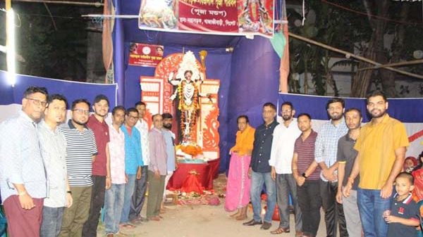 নয়াসড়ক সার্বজনীন পূজা মান্ডপে কালীপূজা সম্পন্ন