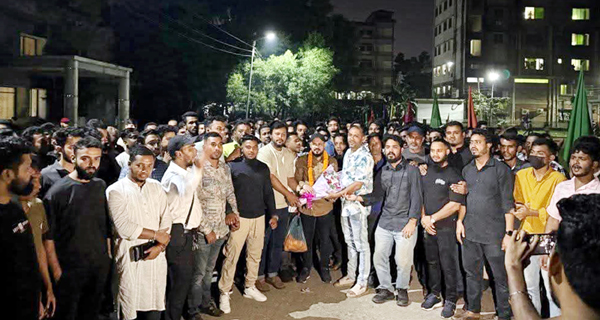 ফ্রান্স স্বেচ্ছাসেবক দলের আহ্বায়ক গোলাম আজমের দেশে প্রত্যাবর্তনে বিমানবন্দরে সংবর্ধনা