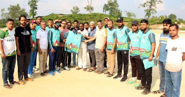 আয়ান ফাইটার্সের খেলোয়াড়দের মাঝে নতুন জার্সি বিতরণ