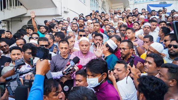 মাজার জিয়ারতের মধ্যদিয়ে আনুষ্ঠানিক নির্বাচনী প্রচারণা শুরু করলেন এমরান চৌধুরী