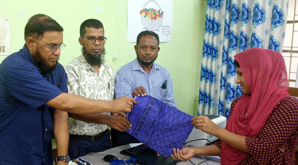 সুরক্ষা বঞ্চিত মেয়েদের মধ্যে ভিপি মাহবুবুল হক চৌধুরীর জায়নামাজ বিতরণ