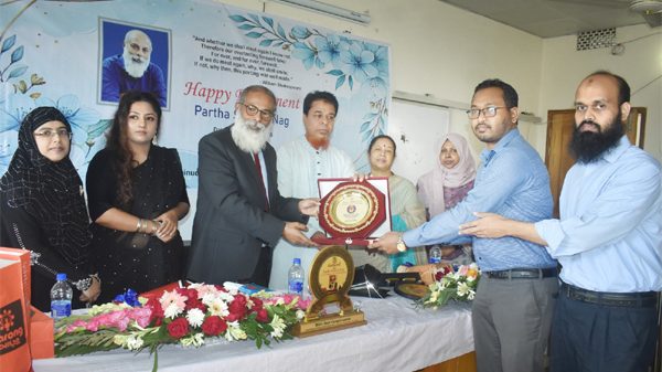 মইনউদ্দিন আদর্শ মহিলা কলেজের ইংরেজি বিভাগের বিভাগীয় প্রধান অধ্যাপক পার্থসারথি নাগকে বিদায়ী সংবর্ধনা